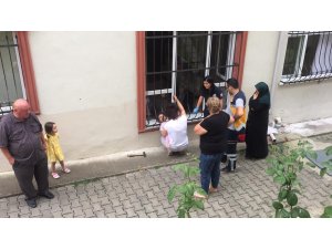 Kafası demir korkuluklara sıkışan çocuk güçlükle kurtarıldı
