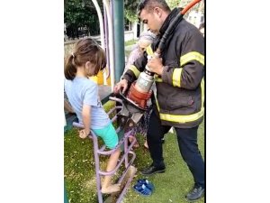 Ayağını merdivene sıkıştıran yaramazın imdadına itfaiye yetişti