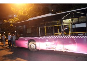 Sürücü kalp spazmı geçirdi, panelvan halk otobüsüne çarptı: 4 yaralı