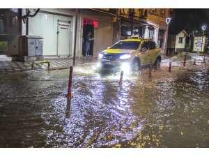 Sağanak yağış ağaçları yıktı, cadde ve sokaklar göle döndü