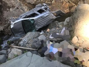 Gümüşhane’de araç dereye uçtu: 1 ölü