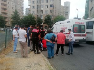 Şüpheliye ateş eden polisin mermisi sekti, yoldan geçen kadını vurdu