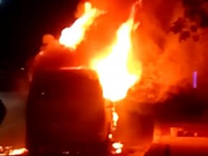 Park halindeki araç alev topuna döndü