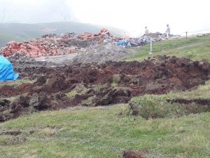 Gümüşhane’de yaylalardaki kaçak yapıların yıkımında arbede çıktı