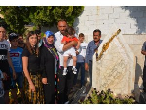 Başpehlivan Gürbüz, altın kemeri ile babasının mezarında