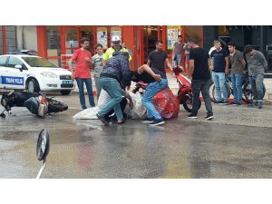 Yaralıyı yağmurdan poşetle ve şemsiyeyle korudular