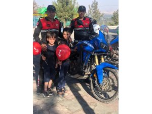 Jandarma çocuklara balon dağıttı