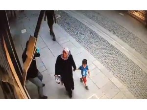 Duvardan dökülen mermerden son anda kurtuldular