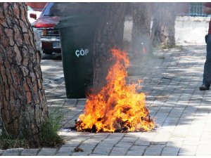 Elbiselerini sokağa döküp ateşe verdi