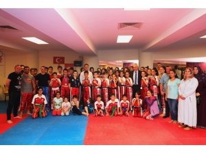 Kick boks sporcularına sürpriz moral ziyareti
