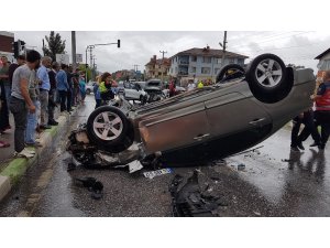 Sakarya’da iki otomobil çarpıştı: 2’si çocuk 7 yaralı