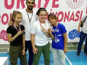 Kolundan sakatlanan kadın boksçu şampiyonluğu bırakmadı