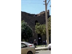 Tarihi surlarda intihar girişiminde bulunan genç kızı vatandaşlar kurtardı