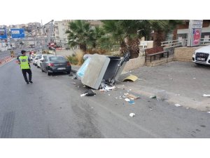 Direksiyon hakimiyetini kaybeden sürücü, önüne gelen herşeye çarptı