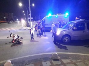 Hafif ticari araçla elektrikli bisiklet çarpıştı: 2 yaralı