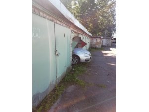 Rus sürücü yanlışlıkla komşusunun garajına daldı