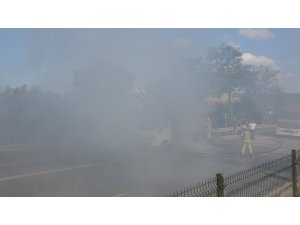 TEM Otoyolu’nda kamyonet alev alev yandı