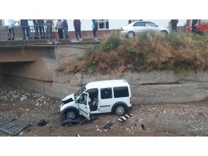 Ticari araç dereye uçtu : 2 yaralı