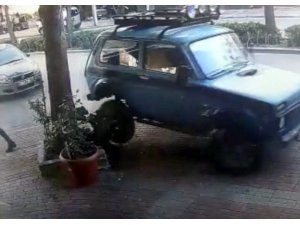 Aracıyla kaldırıma çıkan suç makinesi, geri gelip polis aracına çarparak kaçtı