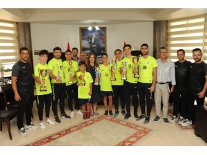 Balçova, kupaları topladı