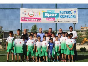 Kılıç çocuklara forma dağıttı