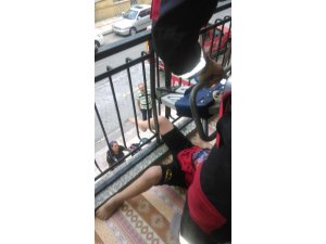 Bacağı korkuluklara sıkışan çocuğu itfaiye kurtardı