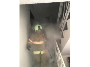 Burhaniye’de pano yangınını itfaiye söndürdü