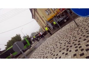 Belediye otobüsü ile otomobil çarpıştı: 4 yaralı