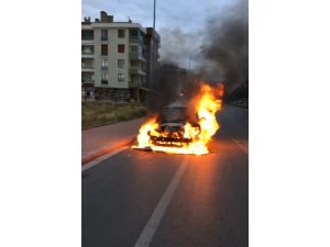 Konya’da otomobil alev alev yandı
