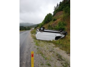 Takla atan kamyonetin sürücüsü yaralandı