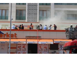 Yangından çıkan dumandan etkilenen vatandaşlara ambulansta müdahale edildi