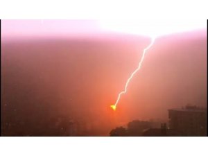 Yıldırım binaya böyle isabet etti