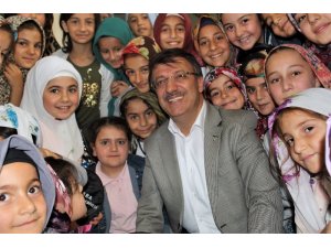 Başkan Türkmenoğlu, Kur’an kursu öğrencilerine hediye dağıttı