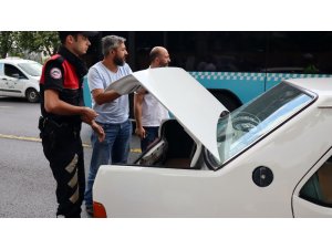 Taksim’deki uygulamada ‘Şans’ isimli narkotik köpeğiyle araçlar didik didik arandı