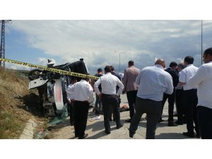 Seyir halindeyken arka tekeri patlayan servis aracı devrildi