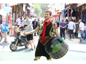 Kulalı gençlere davullu çağrı