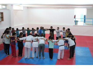Çocuklar Söke Belediyesi ile spor yapıyor