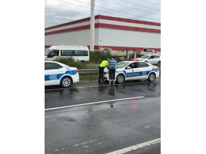 Tır dorsesi yan yattı D-100 ulaşıma kapandı