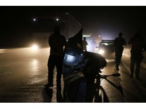 Otomobil ikiye bölündü, yarısı dereye uçtu: 3 yaralı