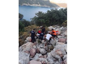 Kayalıklara düşen vatandaşı itfaiye kurtardı