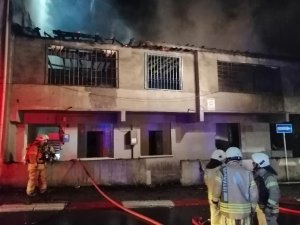 Sultanbeyli’de metruk evde yangın çıktı