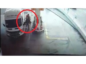 Akaryakıt istasyonunda bıçaklı dehşet anları kamerada