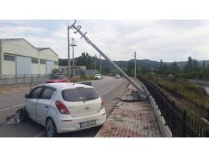 Elektrik direğine çarpmasa dereye uçacaktı