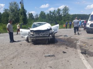 Virajı alamayan otomobil durağa çarptı: 5 kişi ölümden döndü