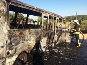 Minibüs tamamen yandı