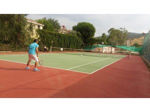 Foça’da 15 Temmuz kapsamında tenis turnuvası