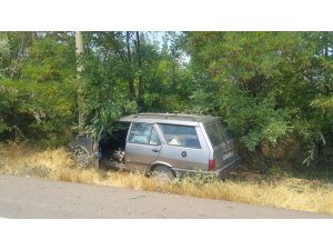 Elazığ’da  otomobil elektrik direğine çaptı: 2 yaralı