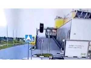 Havalı bariyere çarpan araç defalarca takla attı