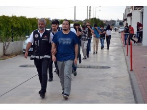 Adana merkezli FETÖ operasyonunda yakalanan polisler adliyeye sevk edildi