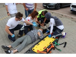 Geri gelen aracın çarptığı yaşlı kadın hafif şekilde yaralandı